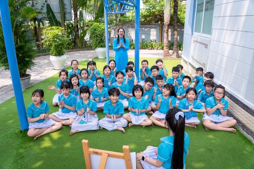 Skyhills Casino interface met speelautomaten en live dealer games